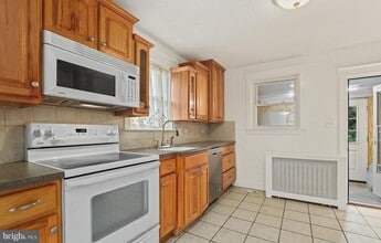 7844 St Thomas Dr in Overlea, MD - Foto de edificio - Building Photo