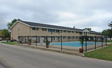 Presidential Court Apartments in Racine, WI - Building Photo - Building Photo