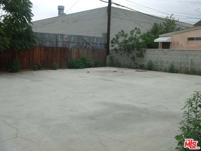 6946 Simpson Ave in Los Angeles, CA - Building Photo - Building Photo