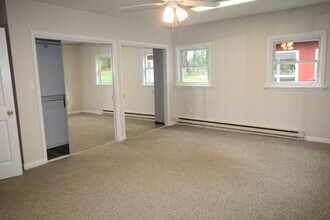 14311-1Rt9w Rte 9W in Ravena, NY - Building Photo - Building Photo
