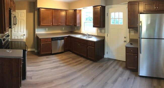 10601 W Garfield Ave in Wauwatosa, WI - Building Photo - Building Photo