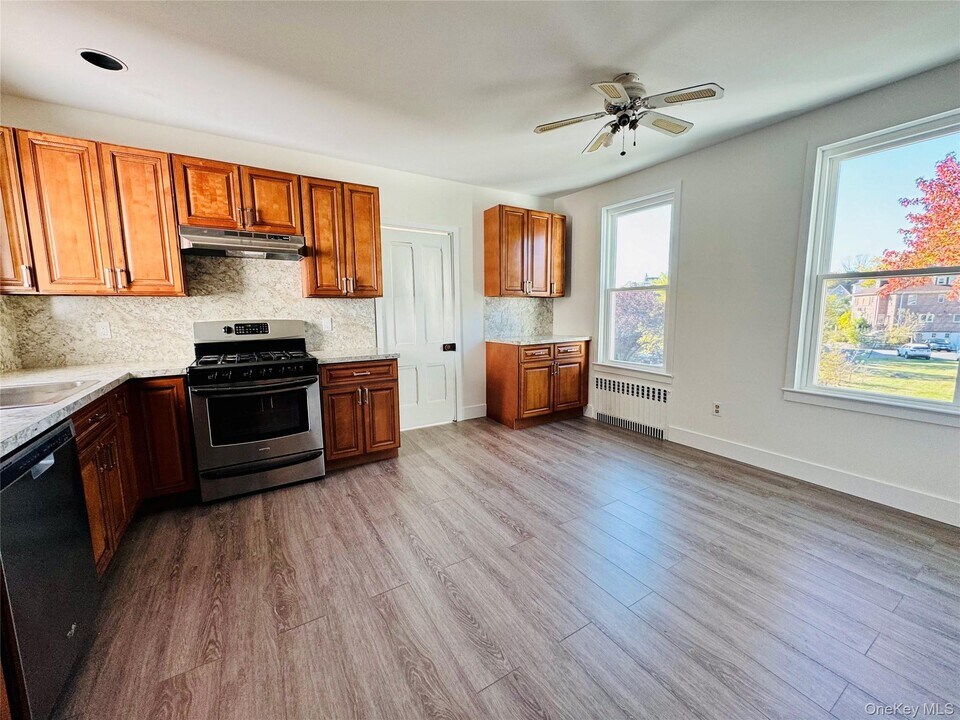 38 Linden Pl in New Rochelle, NY - Building Photo