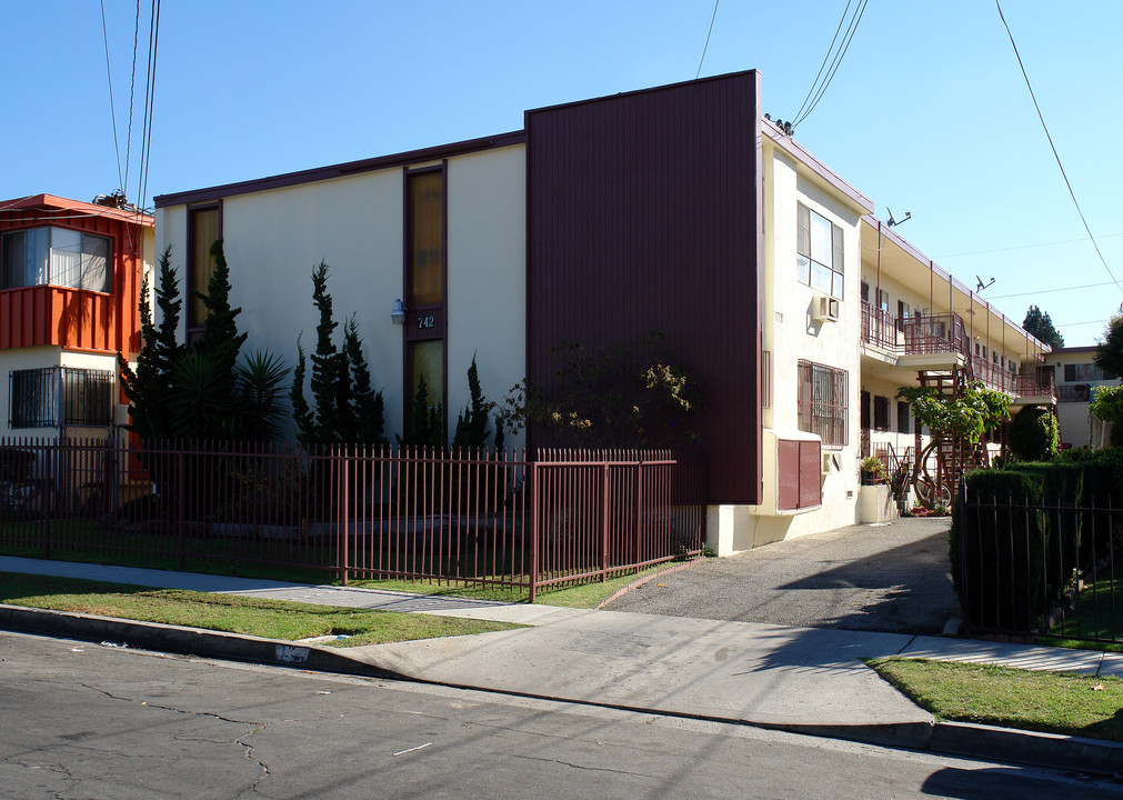 742 N Inglewood Ave in Inglewood, CA - Building Photo