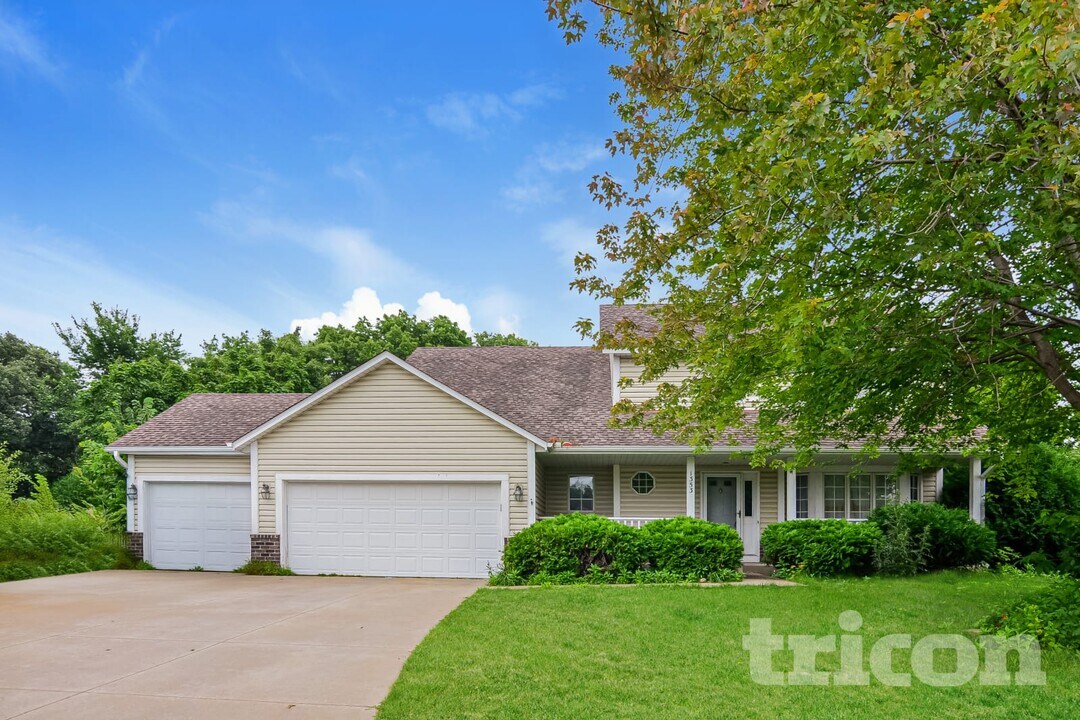 13537 Dellwood Ct in Rosemount, MN - Building Photo