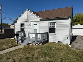 8035 Chapp Ave in Warren, MI - Building Photo