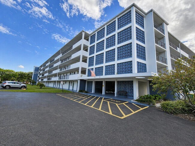 950 Hillcrest Dr in Hollywood, FL - Building Photo - Building Photo