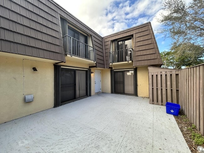 705 7th Ct in Palm Beach Gardens, FL - Building Photo - Building Photo