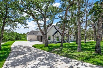 1064 Glenoaks Dr in Weatherford, TX - Building Photo - Building Photo