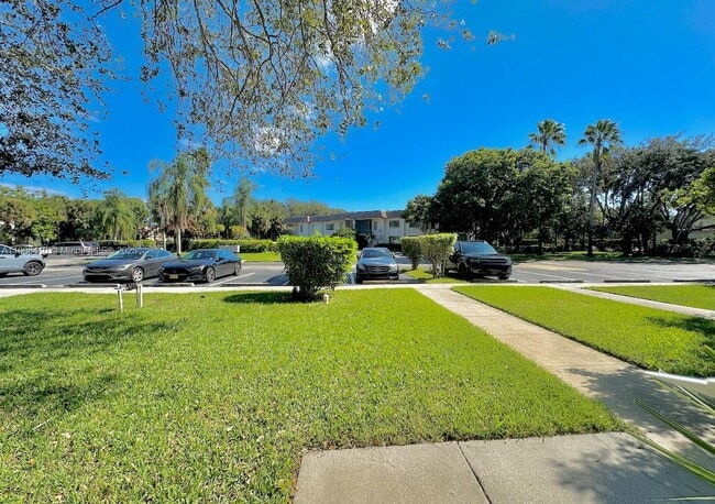 403 Lakeview Dr in Weston, FL - Building Photo - Building Photo