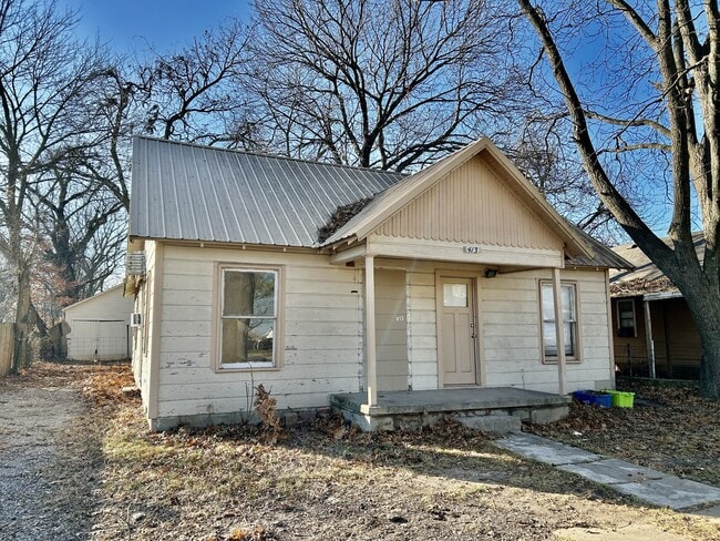 property at 413 W 15th St