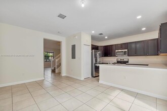 3356 W 105th Ter in Hialeah, FL - Building Photo - Building Photo