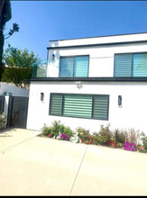 24237 Hatteras St in Woodland Hills, CA - Building Photo - Building Photo