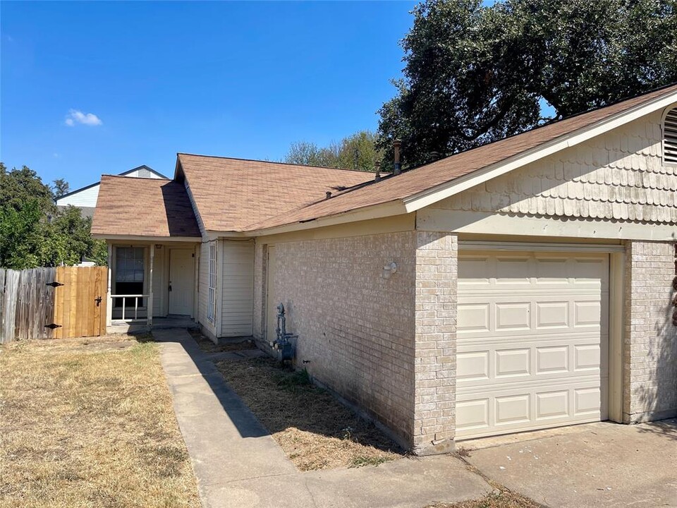 11949 Sunhillow Bend in Austin, TX - Foto de edificio