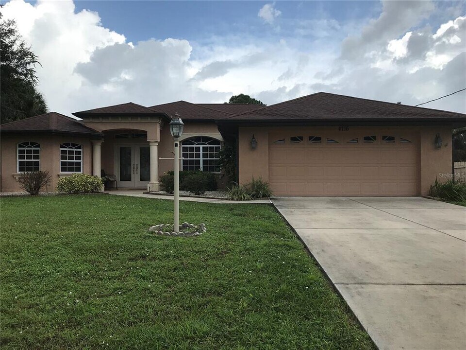 4716 Maccaughey Dr in North Port, FL - Building Photo