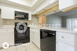 1303 Pine Needle Rd in Venice, FL - Building Photo - Building Photo