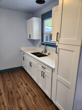 430 S 52nd St, Unit B in Tacoma, WA - Foto de edificio - Building Photo
