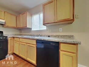1004 E Logan St in Round Rock, TX - Foto de edificio - Building Photo