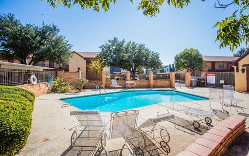 Whispering Oaks Apartments in Midland, TX - Foto de edificio - Building Photo