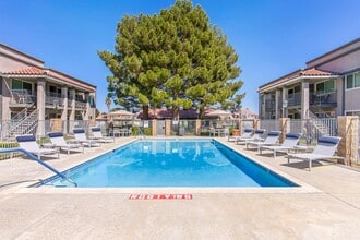 Hidden Falls Apartments in Lancaster, CA - Foto de edificio - Building Photo
