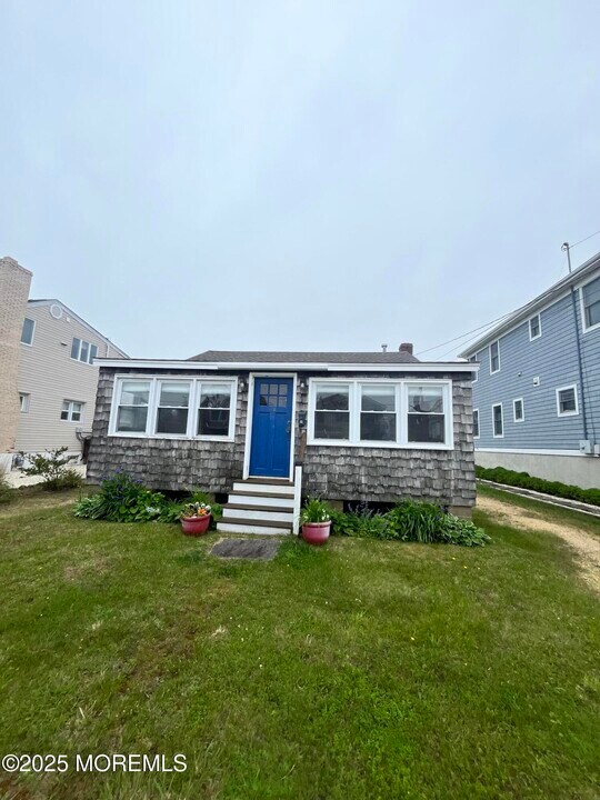 118 Camden Ave in Lavallette, NJ - Building Photo