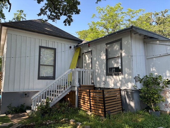 2105 E 12th St in Austin, TX - Building Photo - Building Photo