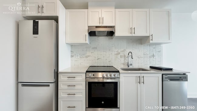 705 Davis Dr in Newmarket, ON - Building Photo - Building Photo