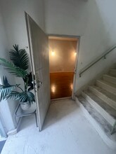 139 Sweetzer Ave, Unit 139 in Los Angeles, CA - Foto de edificio - Building Photo