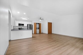 Whispering Pines Apartments in Delavan, WI - Foto de edificio - Building Photo