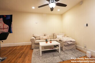 324 Saint Paul St, Unit 1 in Brookline, MA - Foto de edificio - Building Photo