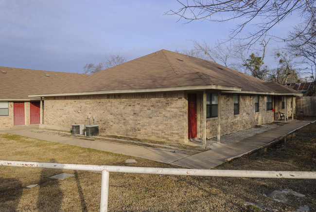 1504 W Neal St in Commerce, TX - Building Photo - Building Photo