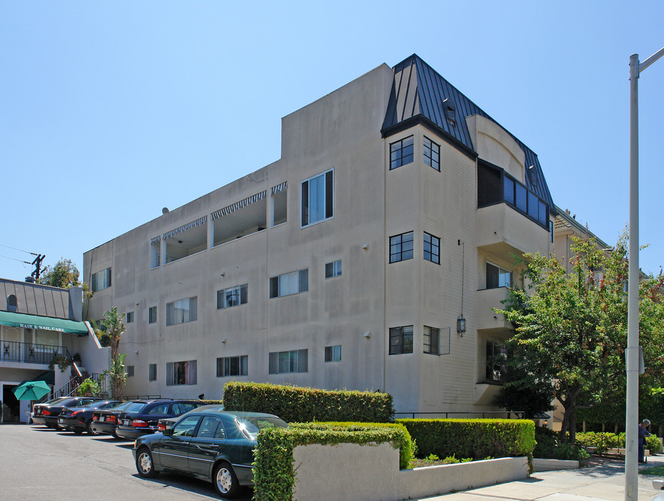 144 N Wetherly Dr in West Hollywood, CA - Building Photo