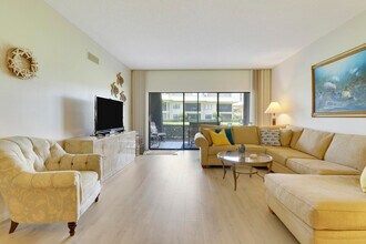 275 S Beach Rd in Tequesta, FL - Foto de edificio - Building Photo