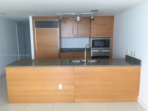 475 Brickell Ave, Unit 4307 in Miami, FL - Building Photo - Building Photo
