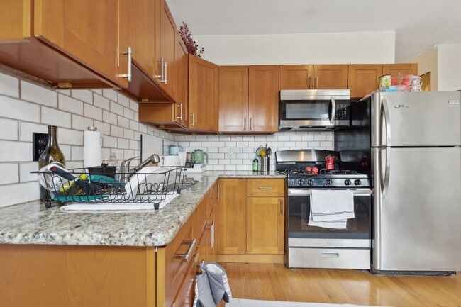 243 MONTGOMERY St in Jersey City, NJ - Building Photo - Building Photo