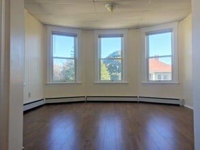 32 Douglas St, Unit Apt 3 in Worcester, MA - Foto de edificio - Building Photo