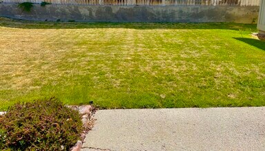 201 N 80th Ave, Unit B in Yakima, WA - Foto de edificio - Building Photo
