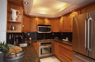 3731 N Country Club Dr in Aventura, FL - Building Photo