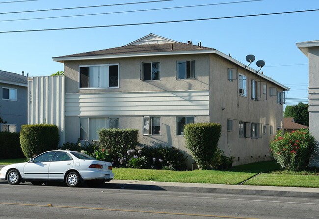 1322 W Valencia Dr in Fullerton, CA - Building Photo - Building Photo