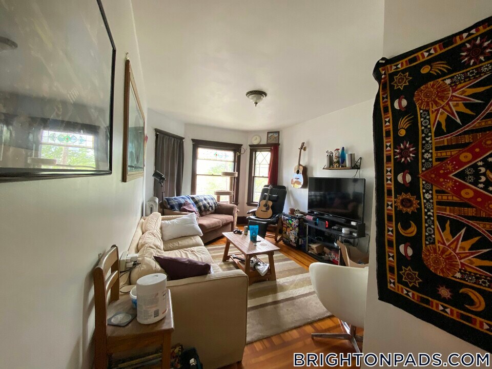 35 Langley Rd in Boston, MA - Building Photo