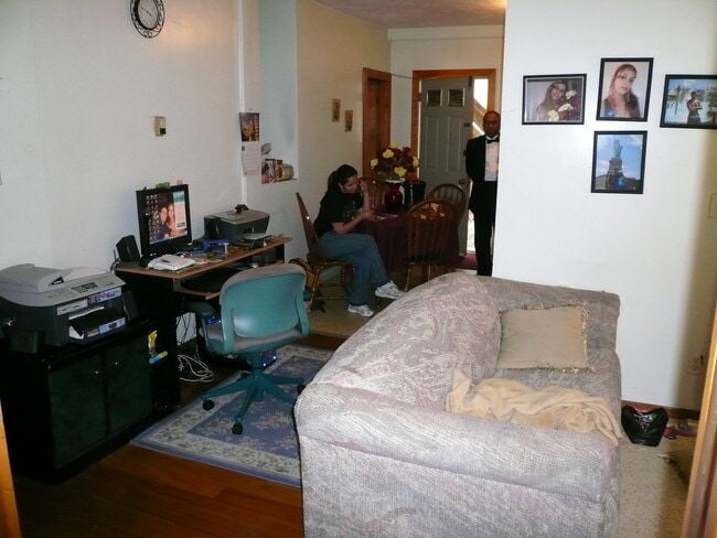 65 Everett St, Unit 1 in Boston, MA - Foto de edificio - Building Photo