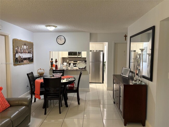 9714 Hammocks Blvd in Miami, FL - Building Photo - Building Photo