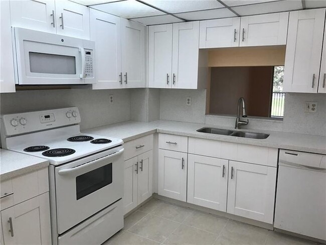 1075 Riverside Dr, Unit 207 in Coral Springs, FL - Foto de edificio - Building Photo