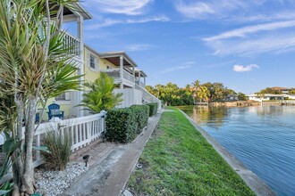 4728 Beach Dr SE in St. Petersburg, FL - Building Photo - Building Photo