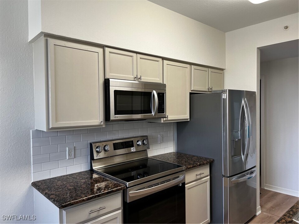 7925 Preserve Cir in Naples, FL - Building Photo