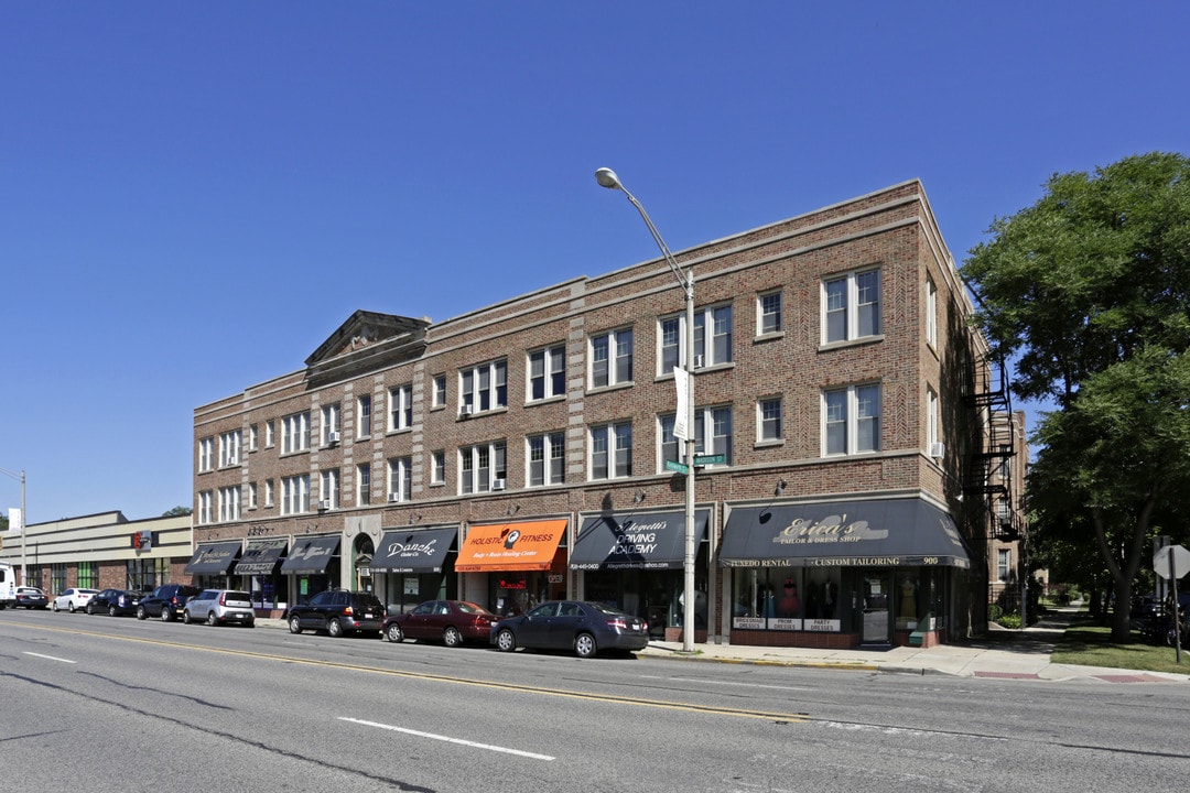 Donald Alexander Court in Oak Park, IL - Building Photo