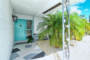 6758 S Lockwood Ridge Rd in Sarasota, FL - Foto de edificio - Building Photo