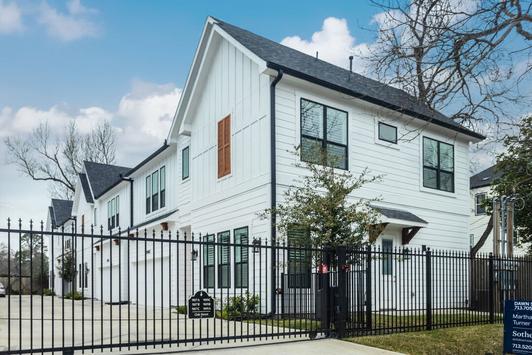 Oak Street Court in Houston, TX - Building Photo