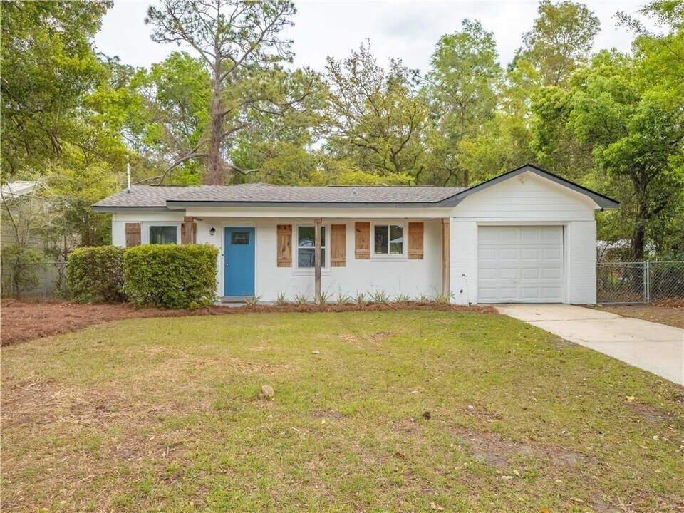 244 Sherwood Ln in Brunswick, GA - Building Photo