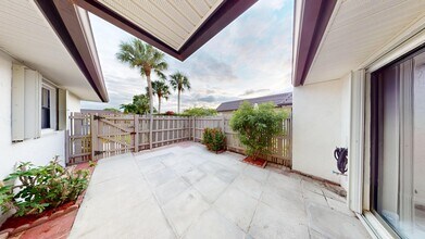 121 Lake Paula Dr in West Palm Beach, FL - Building Photo - Building Photo