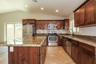 2722 E Cactus Rd in Phoenix, AZ - Foto de edificio - Building Photo
